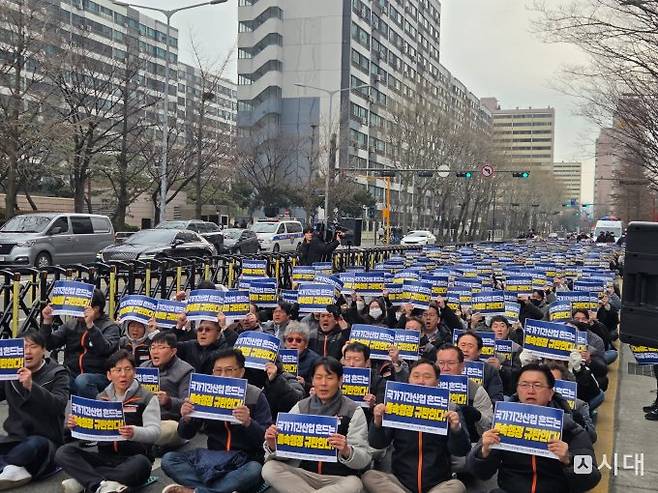HMM 육상노조원들이 11일 서울 영등포구 여의도 HMM 본사에서 진행된 '본사 이전 저지 결의대회'에 참석해 피켓을 들고 있다. /사진=최유빈 기자