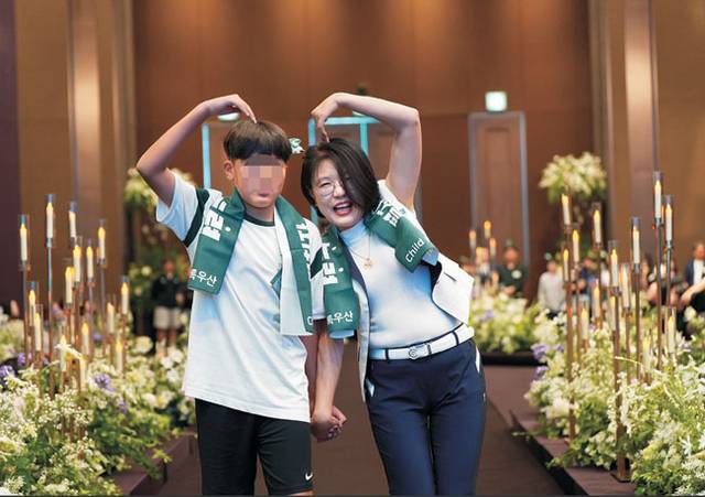 최지원(오른쪽) 씨가 지난해 초록우산 아이리더 발대식에서 한 아동과 하트를 그리며 사진을 찍고 있다.  초록우산 제공