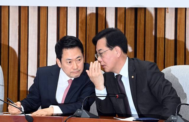 장동혁-송언석 귓속말  : 장동혁(왼쪽) 국민의힘 대표가 11일 오전 국회에서 열린 ‘국민의힘 지역발전 영입 인재 환영식’에서 송언석 원내대표와 귓속말을 하고 있다.  곽성호 기자