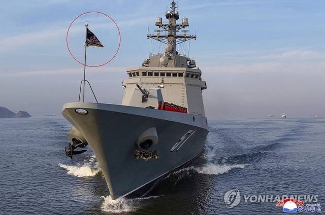 김정은 북한 국무위원장이 지난 10일 해군 구축함 최현호의 전략순항미사일 시험발사를 화상 방식으로 참관했다고 조선중앙통신이 11일 보도했다. 최현호가 함기를 게양한 것도 처음 식별됐다. 함기에는 선체번호 ‘51’과 진수식 날짜인 ‘2025.4.25’가 새겨져 있다. 조선중앙통신 캡처/연합뉴스