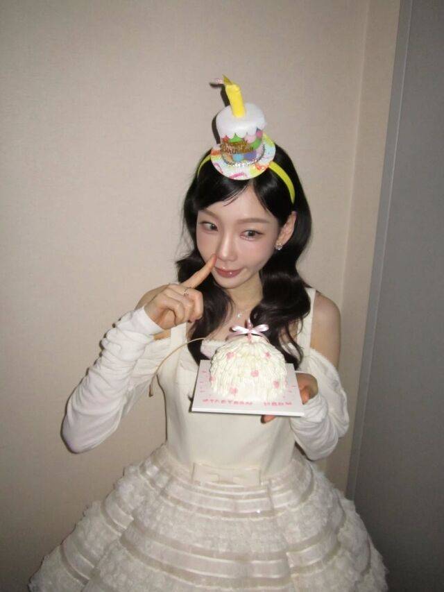 태연이 생일을 맞아 팬들과 특별한 순간을 공유했다. / 태연 SNS
