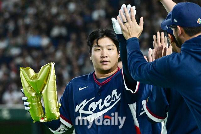 9일 일본 도쿄돔에서 열린 2026 월드 베이스볼 클래식(WBC) 조별리그 한국-호주 경기. 문보경이 2회초 무사 1루에 선제 투런포를 친 후 기뻐하고 있다./도쿄(일본)=한혁승 기자 hanfoto@mydaily.co.kr