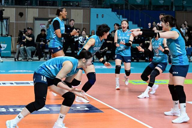 GS칼텍스 최가은이 모마의 공격을 막은 뒤 기뻐하고 있다. / 한국배구연맹(KOVO)