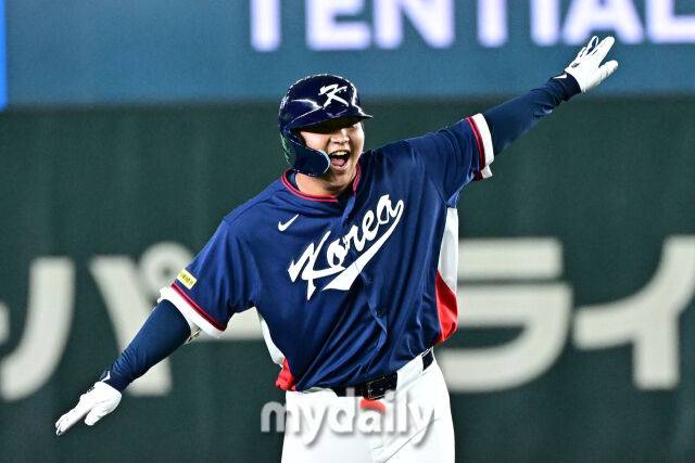 7일 일본 도쿄돔에서 열린 2026 월드 베이스볼 클래식(WBC) 조별리그 한국-일본 경기.문보경이 1회초 2사 1-2루에 2타점 적시 2루타를 친 후 비행기 세리머니를 하고 있다./도쿄(일본)=한혁승 기자