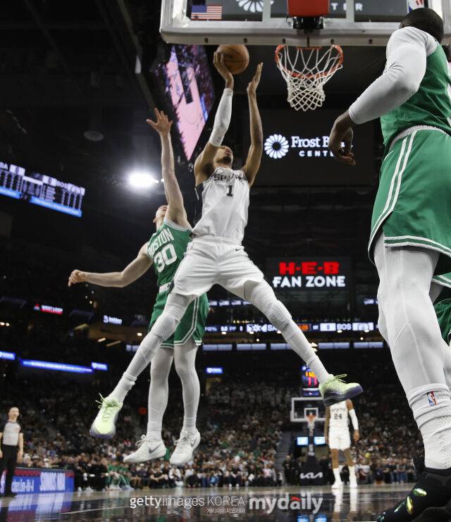 골밑슛을 하는 웸반야마(가운데). /게티이미지코리아