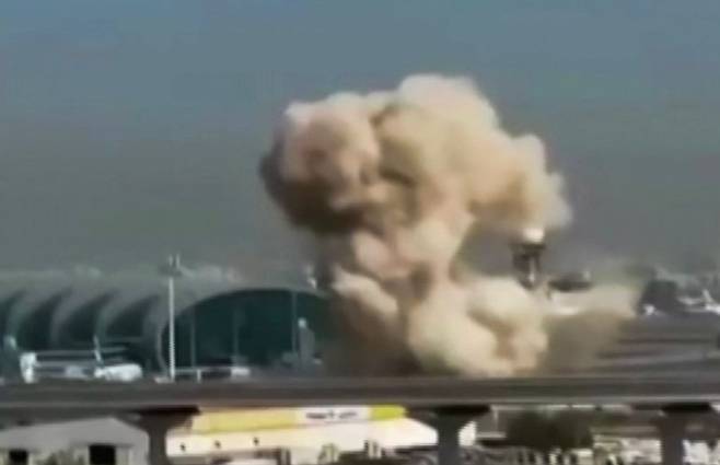 지난 7일(현지시간) 아랍에미리트(UAE) 두바이 공항이 공습당해 연기가 피어오르는 영상이 소셜미디어에 확산했다. [연합]