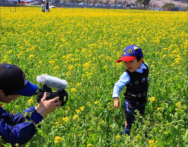 맹방 유체꽃 축제. 10년전 쯤 풍경. 저 소년도 이젠 어엿한 청년의 모습으로 성장했을 것이다.