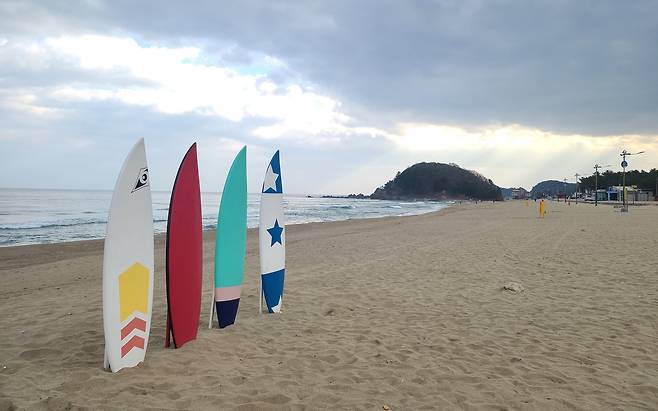 BTS 촬영지 지금 모습. 소속사가 지식재산권,상표권 등을 이유로 비슷한 모양의 파라솔을 강제 철거토록 압박해 지금의 모습으로 휑해했다.