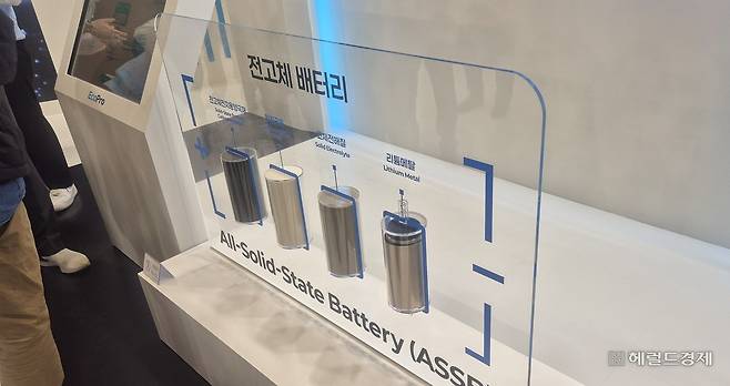 11일 서울 강남 코엑스에서 열린 ‘인터배터리 2026’ 에코프로 부스에 전시된 전고체 배터리 모형. 정경수 기자