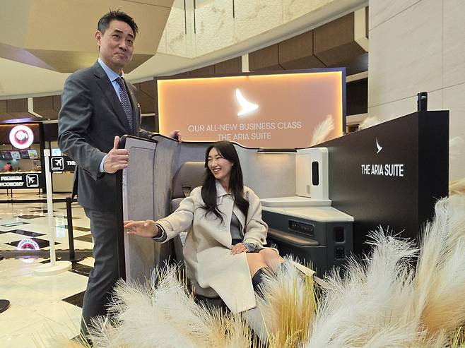 양석호 캐세이 한국대표가 항공여행 분야 인플루언서 렐레의 체험을 도우면서 아리아스위트의 문을 닫아주고 있다.