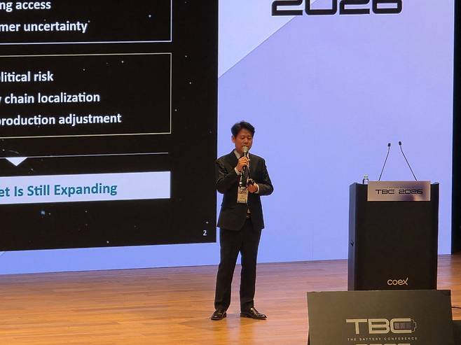 박기수 SK온 미래기술원장이 11일 서울 코엑스에서 열린 ‘인터배터리 2026’의 부대행사 ‘더 배터리 컨퍼런스’에서 강연하고 있다. 권제인 기자