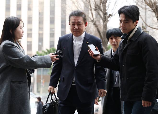 뇌물수수 의혹 등을 받는 무소속 김병기 의원이 11일 오전 서울 마포구 서울경찰청 공공범죄수사대에 조사를 받기 위해 출석하고 있다. [연합]