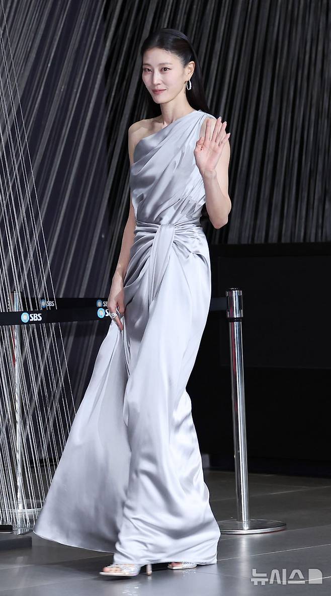 [서울=뉴시스] 김혜진 기자 = 방송인 이현이가 30일 오후 서울 마포구 SBS 프리즘타워에서 열린 2025 SBS 연예대상에서 포즈를 취하고 있다. 2025.12.30. jini@newsis.com