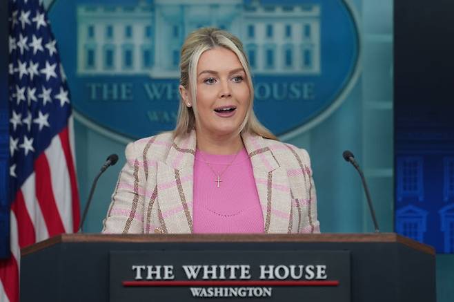 [워싱턴=AP/뉴시스]캐럴라인 레빗 백악관 대변인이 10일(현지 시간) 정례브리핑에서 취재진 질문에 답하고 있다. 2026.03.11.