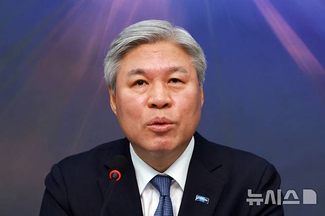 [서울=뉴시스] 고승민 기자 = 서왕진 조국혁신당 원내대표가 지난달 18일 서울 여의도 국회에서 현안 기자간담회를 하고 있다. 2026.02.18. kkssmm99@newsis.com