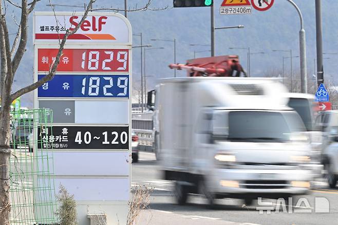 [광주=뉴시스] 이영주 기자 = 11일 오후 광주 북구 한 주유소에서 휘발유와 경유 가격이 각각 리터(ℓ) 당 1829원으로 표시되어 있다. 2026.03.11.leeyj278@newsis.com