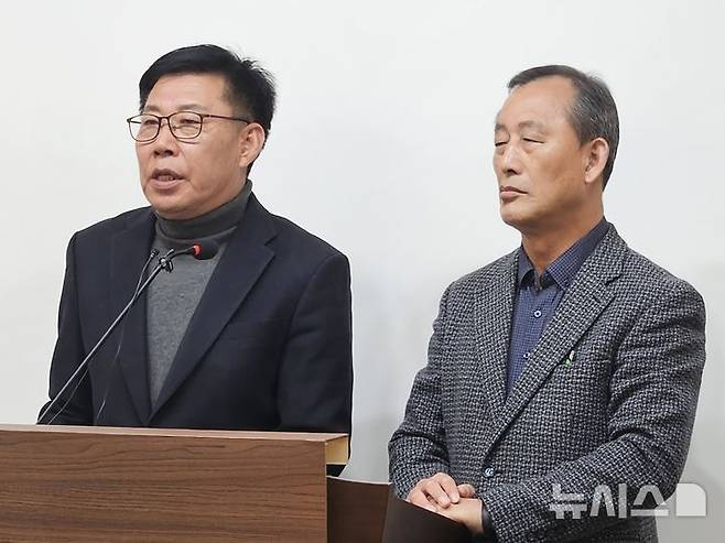 [청주=뉴시스] 이도근 기자= 더불어민주당 권리당원들이 11일 충북 청주시 상당구 문화동 충북도청 브리핑룸에서 충북도당 당원 명부 유출 의혹에 대한 재조사와 관련자 경선 배제 등을 촉구하는 기자회견을 하고 있다. 2026.03.11. nulha@newsis.com