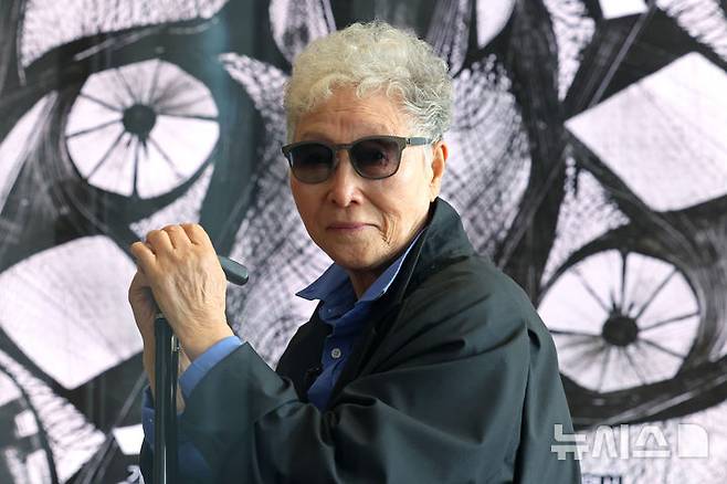 [용인=뉴시스] 박진희 기자 = 김윤신 조각가가 11일 경기 용인시 호암미술관에서 회고전을 여는 한국 여성 조각 1세대를 대표하는 김윤신 작가. 2026.03.11. pak7130@newsis.com