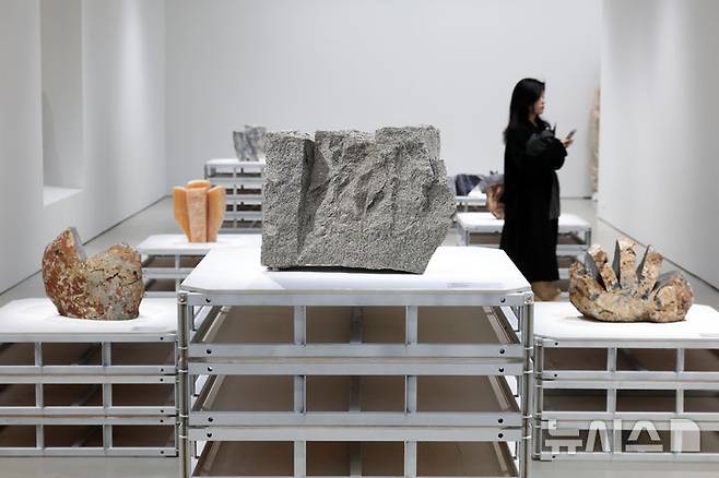 [용인=뉴시스] 박진희 기자 = 호암미술관은 한국 여성 조각 1세대를 대표하는 김윤신의 70여 년에 걸친 삶과 예술세계를 조명하는 첫 대규모 회고전 '김윤신: 합이합일 분이분일'을 열고 돌 작품을 선보이고 있다. 2026.03.11. pak7130@newsis.com