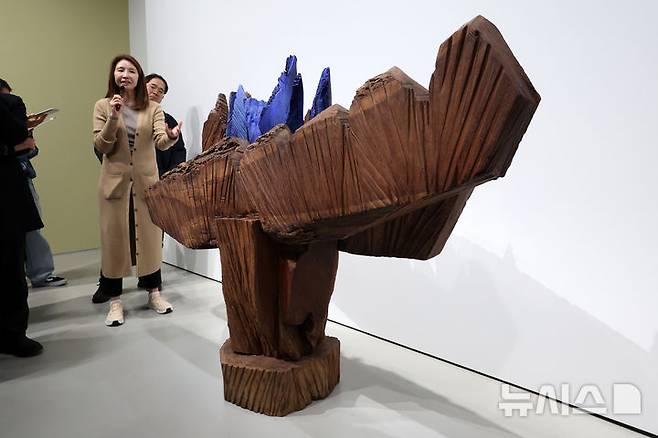 [용인=뉴시스] 박진희 기자 = 태현선 호암미술관 수석 큐레이터가 11일 경기 용인시 호암미술관에서 70여 년에 걸친 삶과 예술세계를 선보이는 첫 대규모 회고전 '김윤신: 합이합일 분이분일' 기자간담회를 진행하고 있다. 이번 전시는 '합이합일 분이분일(合二合一 分二分一)'로 대표되는 나무 조각들은 물론  한국 여성 조각 1세대를 대표하는 김윤신 예술 세계의 본질과 전개 과정을 살펴볼 수 있는 판화와 회화까지 다양하게 조명한다. 2026.03.11. pak7130@newsis.com