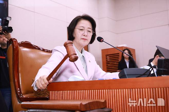 [서울=뉴시스] 고승민 기자 = 추미애 국회 법사위원장이 11일 서울 여의도 국회에서 열린 법제사법위원회 전체회의에서 의사봉을 두드리고 있다. 2026.03.11. kkssmm99@newsis.com