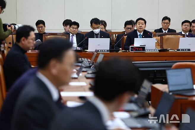 [서울=뉴시스] 김명년 기자 = 구윤철 부총리 겸 재정경제부 장관이 11일 오후 서울 여의도 국회에서 열린 재정경제기획위원회 전체회의에서 의원 질의에 답변하고 있다. 2026.03.11. kmn@newsis.com