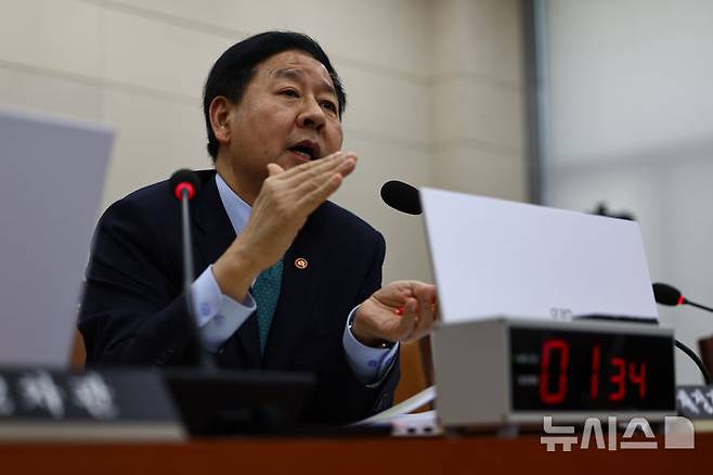 [서울=뉴시스] 김명년 기자 = 구윤철 부총리 겸 재정경제부 장관이 11일 오후 서울 여의도 국회에서 열린 재정경제기획위원회 전체회의에서 의원 질의에 답변하고 있다. 2026.03.11. kmn@newsis.com