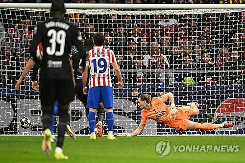 2025-2026 유럽축구연맹(UEFA) 챔피언스리그 16강 1차전 아틀레티코 마드리드에게 선제 실점하는 토트넘. [AFP=연합뉴스]