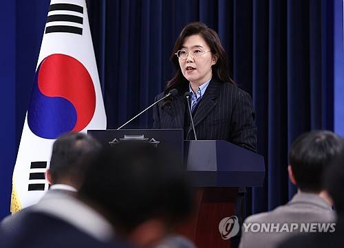 브리핑하는 강유정 대변인 (서울=연합뉴스) 김도훈 기자 = 강유정 대변인이 2일 청와대 춘추관에서 재정경제부 제2차관, 우주항공청 청장, 국가물관리위원회 위원장, 아시아문화중심도시조성위원회 위원장 인사 관련 브리핑을 하고 있다. 2026.2.2 superdoo82@yna.co.kr