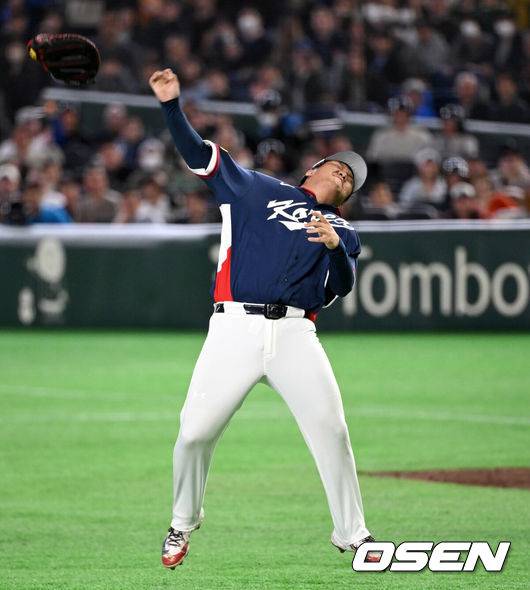 [OSEN=도쿄(일본), 손용호 기자] 도쿄의 기적이 나왔다. 한국 WBC 대표팀이 17년 만에 1라운드를 통과했다.&nbsp;한국은 9일 일본 도쿄돔에서 열린 ‘2026 월드베이스볼클래식(WBC)’ 1라운드 C조 호주와의 경기에서 로 승리를 거뒀다. 이로써 한국은 조별라운드 2승2패를 기록하면서 호주, 대만 등을 최소실점률로 제치면서 2009년 이후 17년 만에 1라운드를 통과했다. 이제 한국은 마이애미행 전세기를 탄다.경기 종료 후 한국 문보경이 승리의 기쁨을 나누고 있다. 2026.03.09&nbsp;/spjj@osen.co.kr