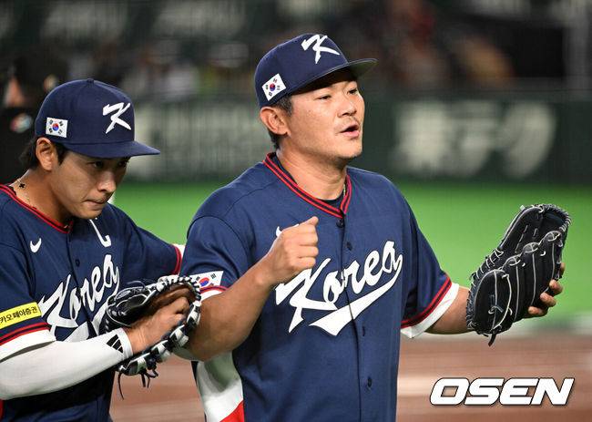 [OSEN=도쿄(일본), 손용호 기자] 9일 일본 도쿄돔에서 월드베이스볼클래식(WBC) 조별리그 C조 한국과 호주의 경기가&nbsp;열렸다.C조는 일본이 3승으로 조 1위를 확정, 8강에 진출했다. 호주가 2승 1패, 대만이 2승 2패, 한국이 1승 2패, 체코는 3패다.한국 WBC 대표팀이 8강에 진출하려면 호주에 2점 이하로 실점하면서 5점 차 이상으로 승리해야만 한다.3회말 2사에서 한국 노경은이 호주 커티스 미드를 땅볼 처리하고 환호하고 있다. 2026.03.09&nbsp;/spjj@osen.co.kr