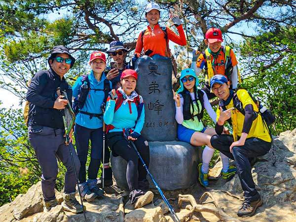 최근에는 소속 산악회 회원들과 정맥 종주에 여념이 없다. 한남정맥.