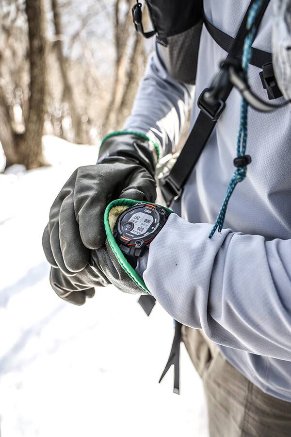 산행 때 스마트워치를 차면 편리하다. 이동 거리를 수시로 확인할 수 있고, 속도와 남은 거리도 쉽게 계산할 수 있다.