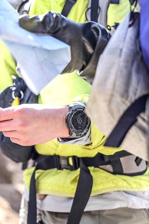 산행 전 지도를 확인하고 있다. 오지에서 종이 지도는 유용할 때가 많다.