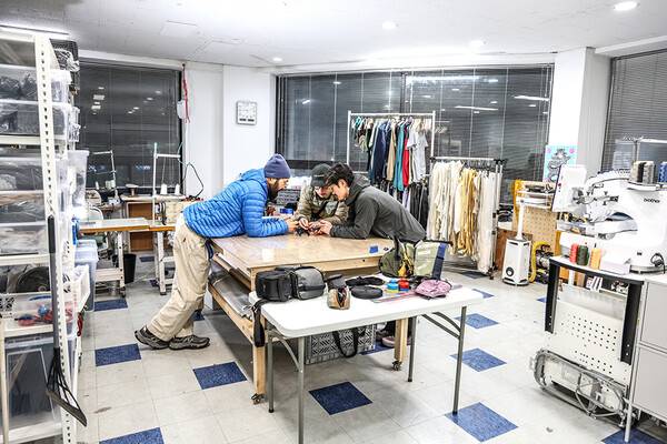 속초시에 있는 임동씨의 사무실에서 준비물을 체크하고 있다. 이 사무실은 임동진씨가 운영하는 아웃도어 브랜드 '오름(ORUMM)'의 작업실이다.