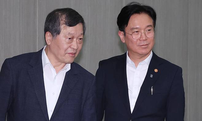 김영훈 고용노동부 장관과 박수근 중앙노동위원장이 오는 3월 '노란봉투법'(노동조합 및 노동관계조정법 2·3조 개정 법률) 시행을 앞두고 4일 세종컨벤션센터에서 열린 '고용노동부·중앙노동위 공동 워크숍'에 참석하고 있다. 연합뉴스