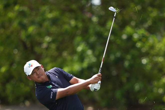 김시우가 7일(현지시간) 미 플로리다주 올랜도의 베이힐 클럽&로지에서 열린 미국프로골프(PGA) 투어 아놀드 파머 인비테이셔널 3라운드 1번 홀에서 샷하고 있다. 일몰로 경기가 중단된 가운데 김시우는 중간 합계 3언더파 213타 공동 20위에 자리했다. AP통신