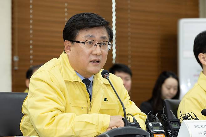 김성환 기후에너지환경부 장관이 11일 서울 영등포구 소재 한국전력 남서울본부에서 열린 중동상황 관련 에너지안보 점검 회의를 주재하고 있다. 기후에너지환경부 제공