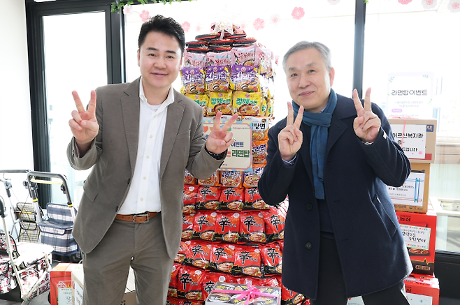 오언석(왼쪽) 서울 도봉구청장이 지난 4일 방아골종합사회복지관에서 열린 ‘마음편의점 도봉 2호점’ 개소식에서 한상진 관장과 함께 기념촬영을 하고 있다. 도봉구 제공