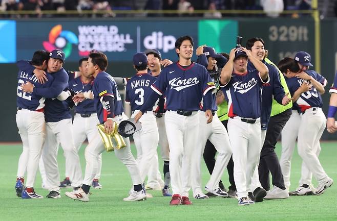9일 일본 도쿄돔에서 열린 2026 월드베이스볼클래식(WBC) C조 조별리그 최종전 대한민국과 호주의 경기. 호주를 꺾고 8강 진출을 확정한 한국 선수들이 기뻐하고 있다. 2026.3.9. 연합뉴스