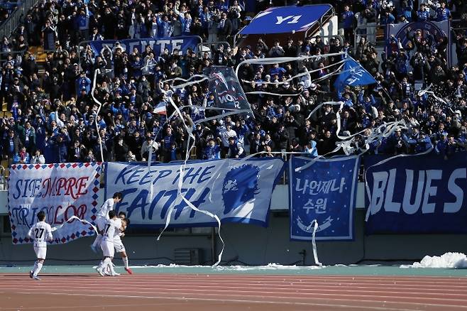 김지현 골에 환호하는 서포터즈 - (파주=뉴스1) 박정호 기자 = 7일 오후 경기도 파주시 금릉동 파주 스타디움에서 열린 하나은행 K리그2 2026 2라운드 파주 프런티어 FC와 수원삼성블루윙즈의 경기에서 후반 선제골이자 결승골을 넣은 수원 김지현이 서포터즈 앞으로 달려가 세리머니를 하고 있다.  2026.3.7/뉴스1