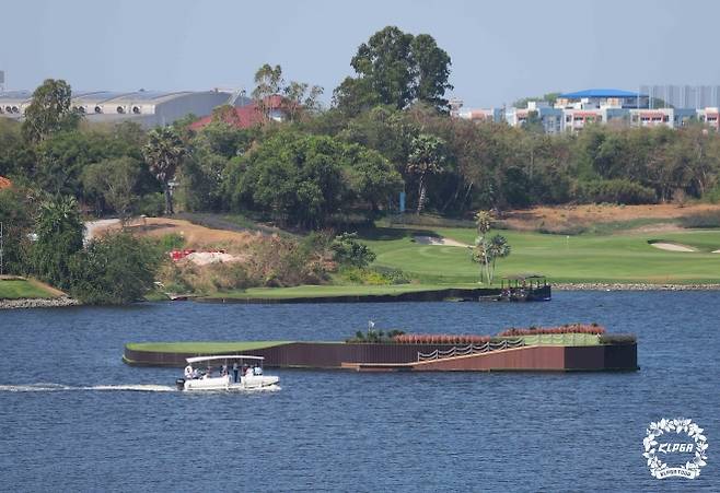 그린에 오르려면 배를 타야 하는 아마타 스프링스CC 17번 홀. KLPGA 제공.