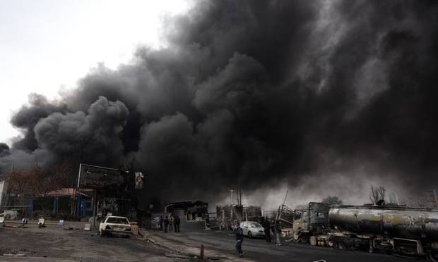 이스라엘의 폭격을 당한 이란 샤흐런 석유저장소에서 연기가 치솟고 있다. 연합뉴스