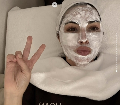 서울 시내 피부과를 찾은 킴 카다시안. 인스타그램 캡처