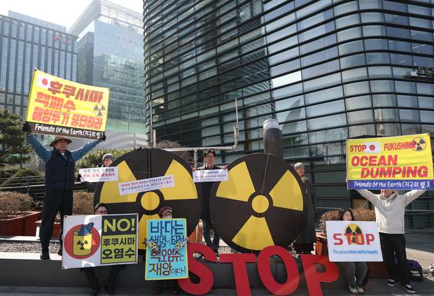 10일 종로구 주한일본대사관 앞에서 환경보건시민센터 등 주최로 일본 후쿠시마 핵폐수 해양투기 중단 캠페인이 열리고 있다. 연합뉴스