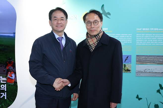 장항습지 현안 논의를 위해 현장을 찾은 이동환 고양특례시장(왼쪽)과 이승환 한강유역환경청장 Ⓒ고양시청 제공