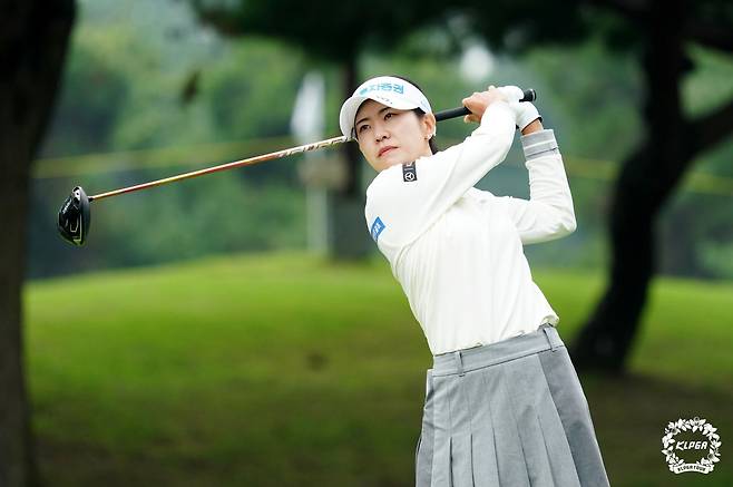 올해로 투어 10년 차를 맞은 박민지가 12일 개막하는 2026시즌 KLPGA 투어에서 통산 최다승 신기록과 누적 상금 70억 원 돌파 등 여러 대기록을 정조준한다. 그의 새 역사 도전은 올 시즌을 관통하는 관전포인트다. 사진제공 | KLPGA