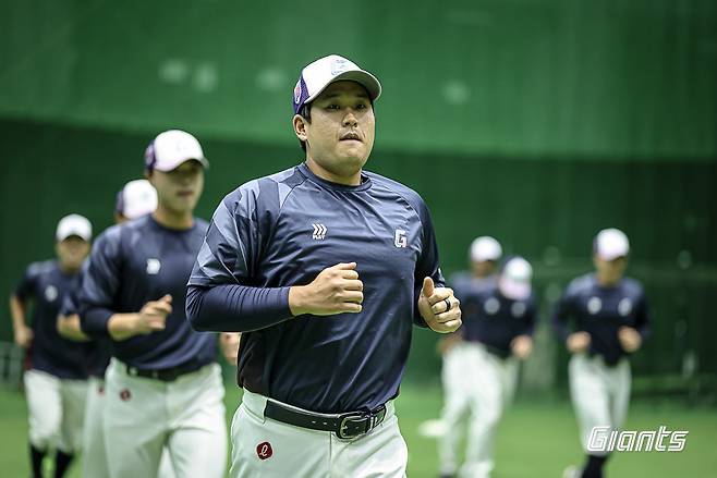 롯데 유강남이 지난달 25일 일본 미야자키 미야코노조구장서 열린 스프링캠프 도중 러닝 훈련으로 몸을 풀고 있다. 사진제공｜롯데 자이언츠