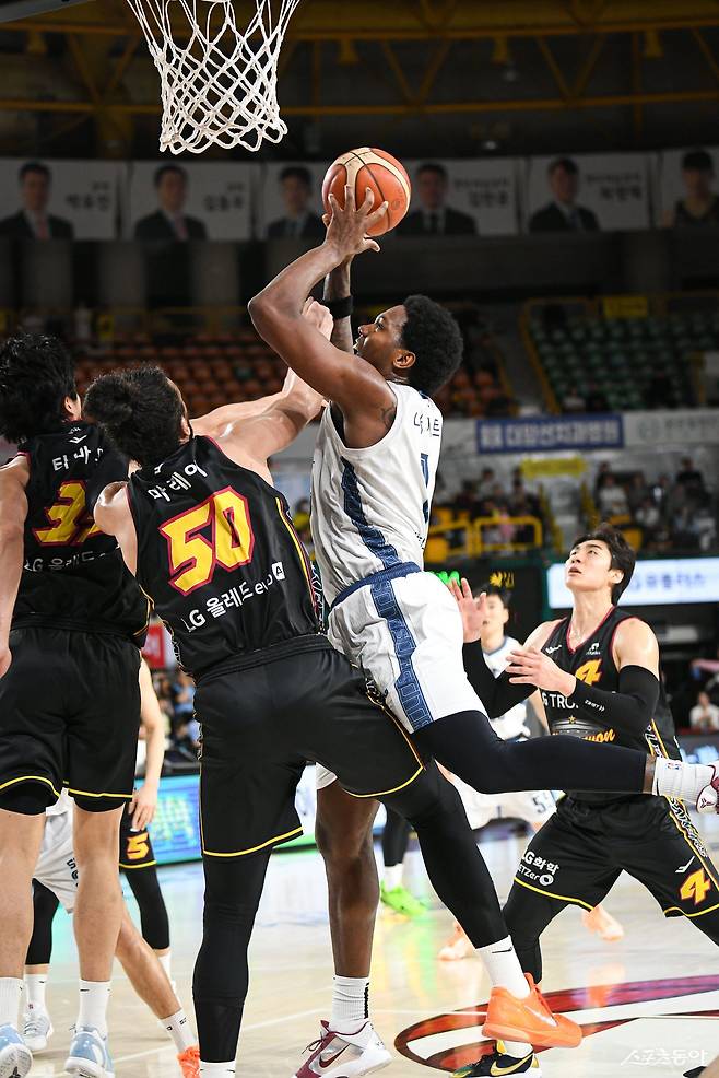 소노 네이던 나이트가 11일 창원체육관서 열린 LG전 도중 골밑슛을 시도하고 있다. 소노는 나이트의 활약에 힘입어 6연승을 달렸다. 사진제공｜KBL