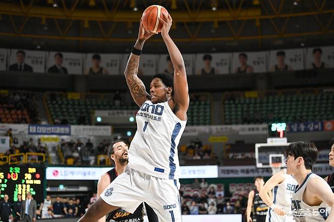 소노 네이던 나이트가 11일 창원체육관서 열린 LG전 도중 리바운드하고 있다. 사진제공｜KBL